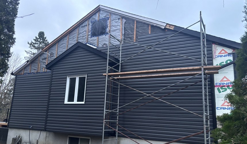 Installation de revêtement extérieur à Laval.