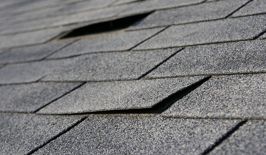 Services de réparation et entretien de toiture.